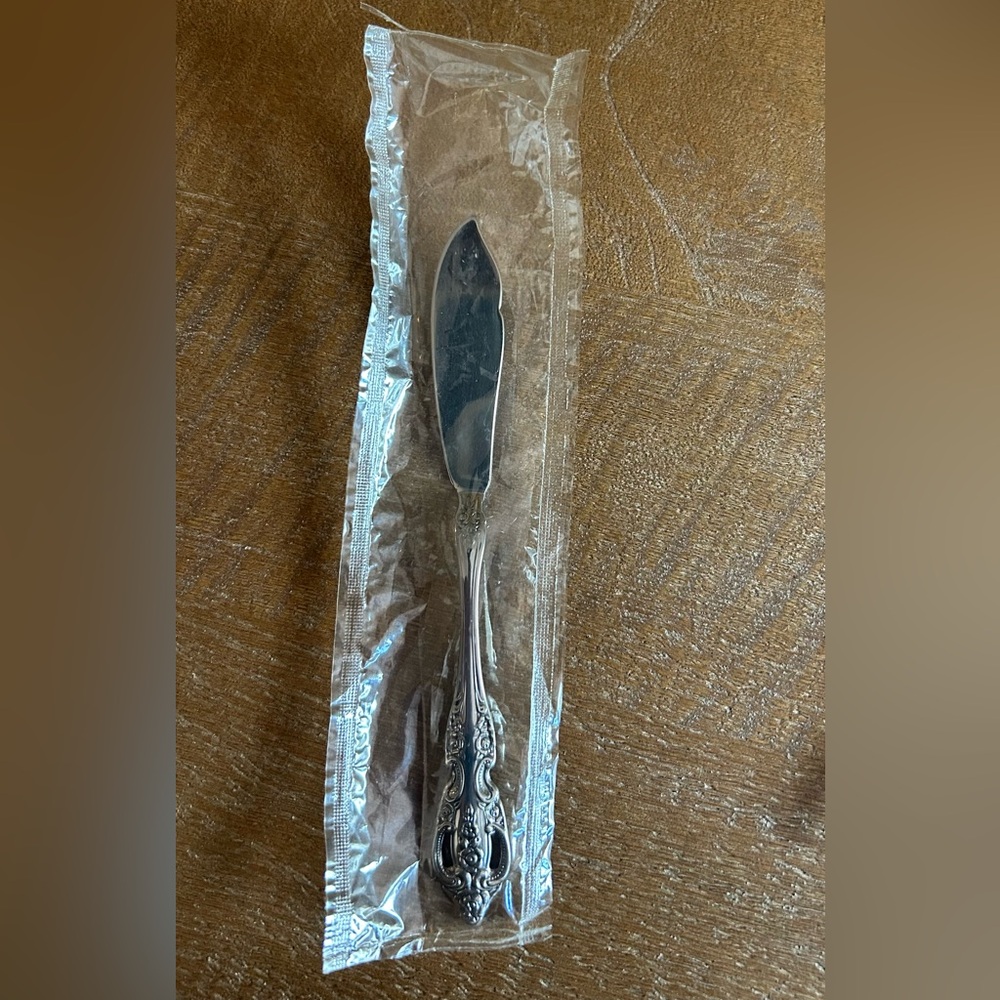 Oneida Pembrooke Renoir butter knife